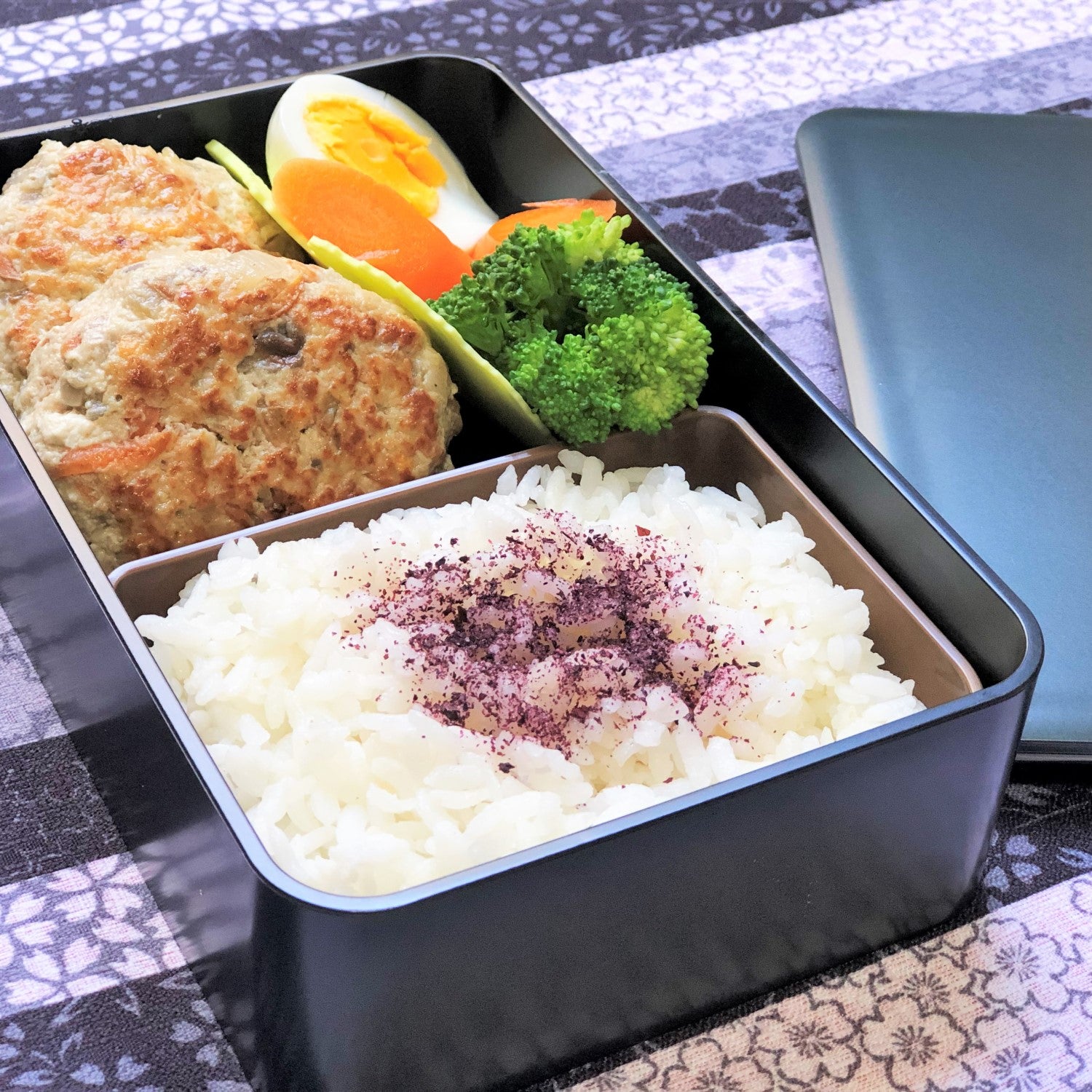 Majime Life Kuro 1 Tier Bento Box Japanese Bento Boxes for Adults Made in Japan Simple functional Bento Lunch boxes Microwave and Dishwasher safe black sleek design Rice and Hamburg bento box