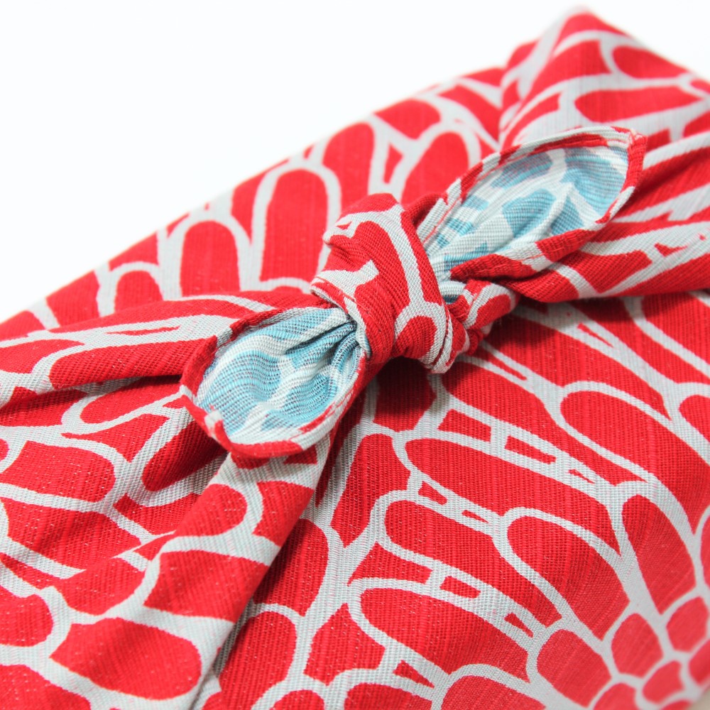 Close up shot of the know exposing the blue side of this furoshiki. 