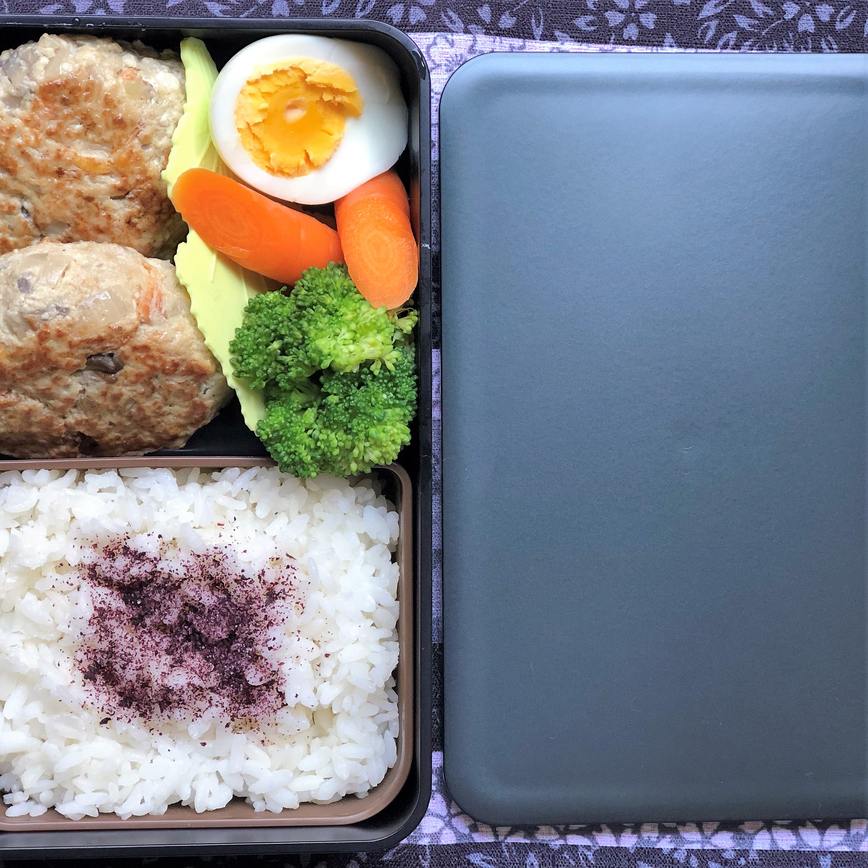 Majime Life Kuro 1 Tier Bento Box Japanese Bento Boxes for Adults Made in Japan Simple functional Bento Lunch boxes Microwave and Dishwasher safe black sleek design Rice and Hamburg bento box