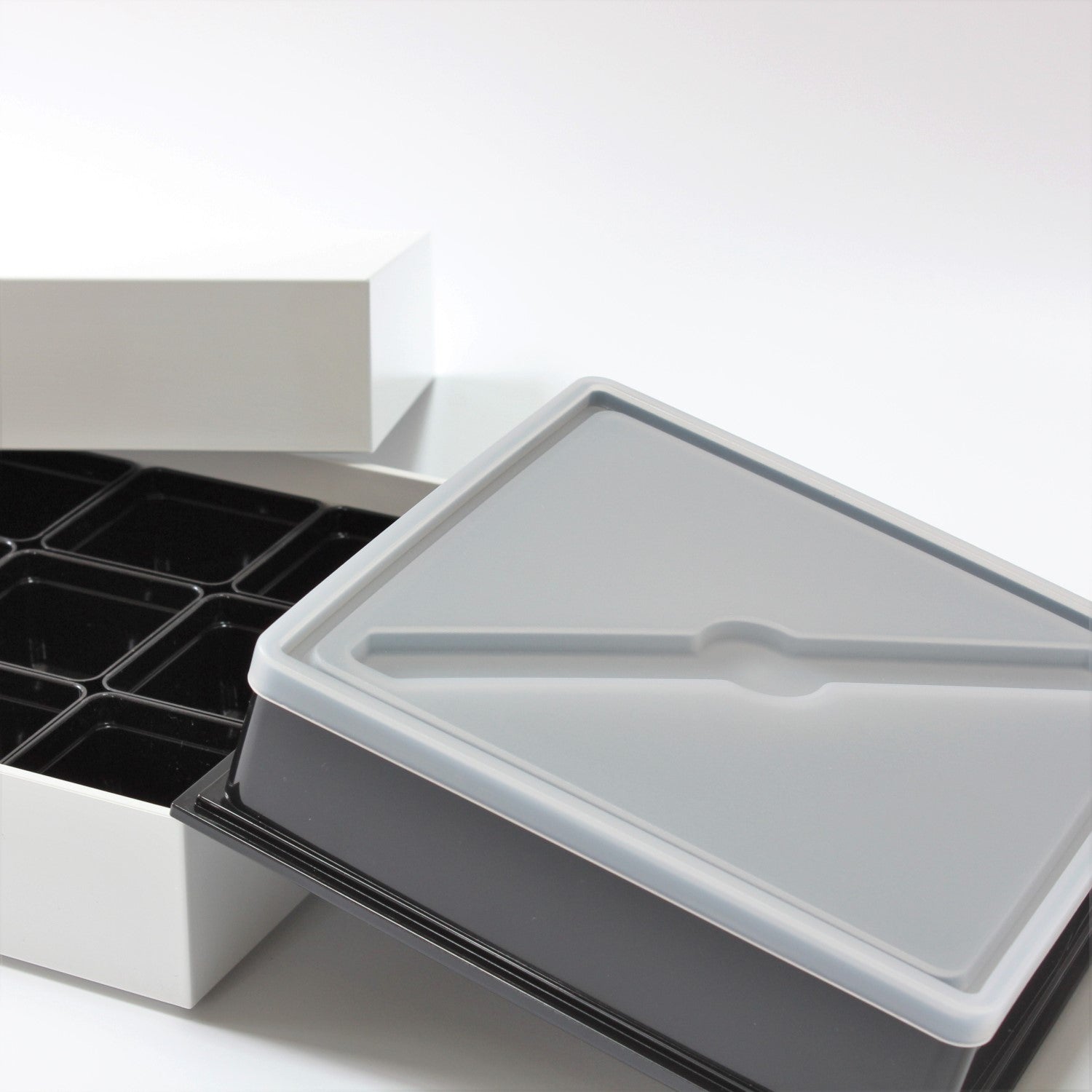 Close up of the upper layer showing a translucent lid 