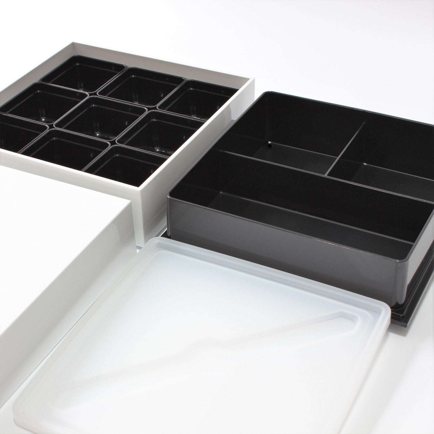 Majime Life Shirayuki picnic bento box lower layer has 9 small square containers. Upper layer is divided into 3 sections.