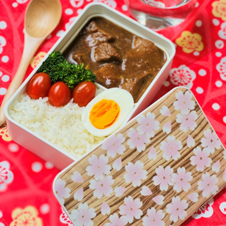 Angle view of the Sakura Mokume Pink 1 Tier Bento Box showing bento lunch 
