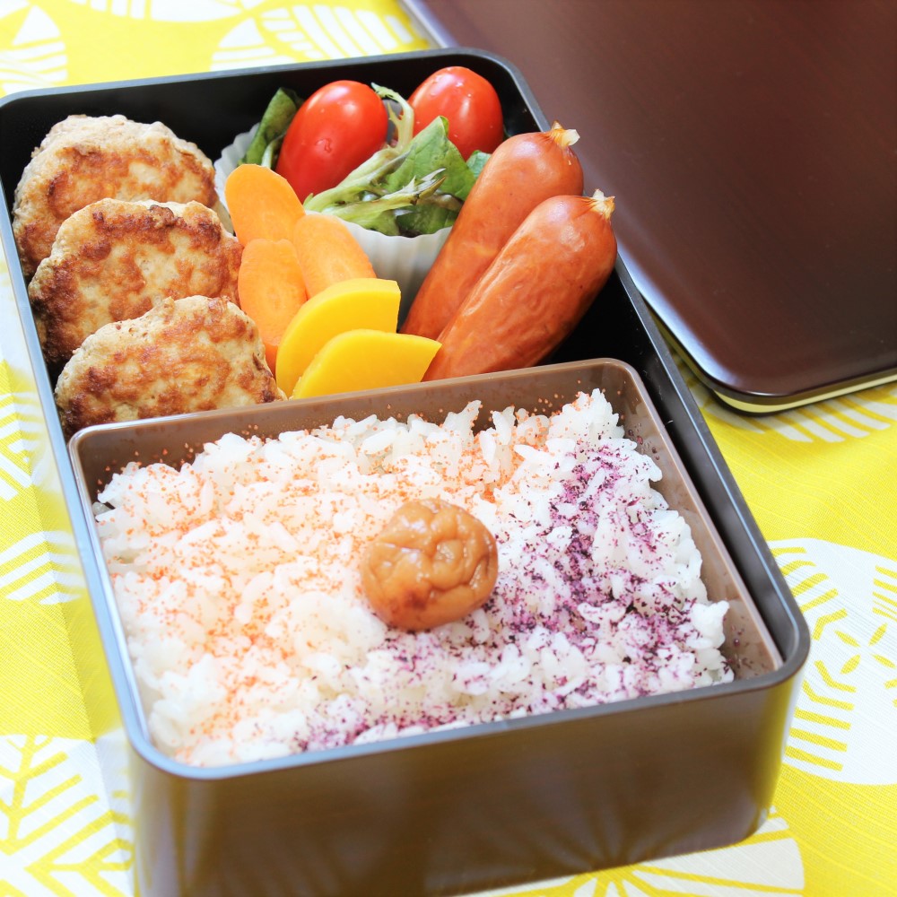 Full volume lunch can be put into this lunch box. Picture shows rice, sausage, meatballs, veges and pickles