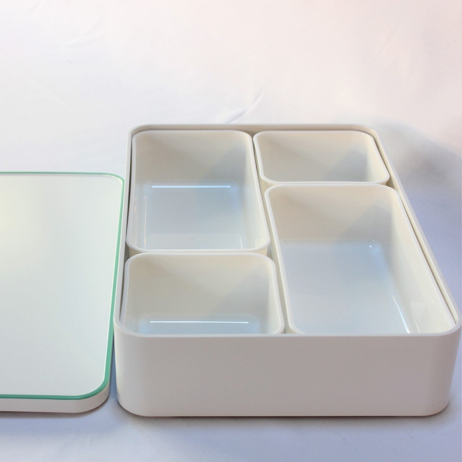 Majime Life Wakaba 1 tier picnic bento box from Japan with 4 inner containers
