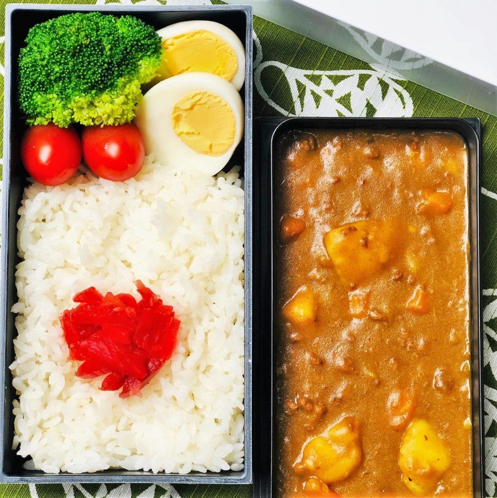 The top layer can hold wet foods as shown in this photo. This photo shows japanese curry held in the top layer, and bottom layer holding rice and vegetables. 