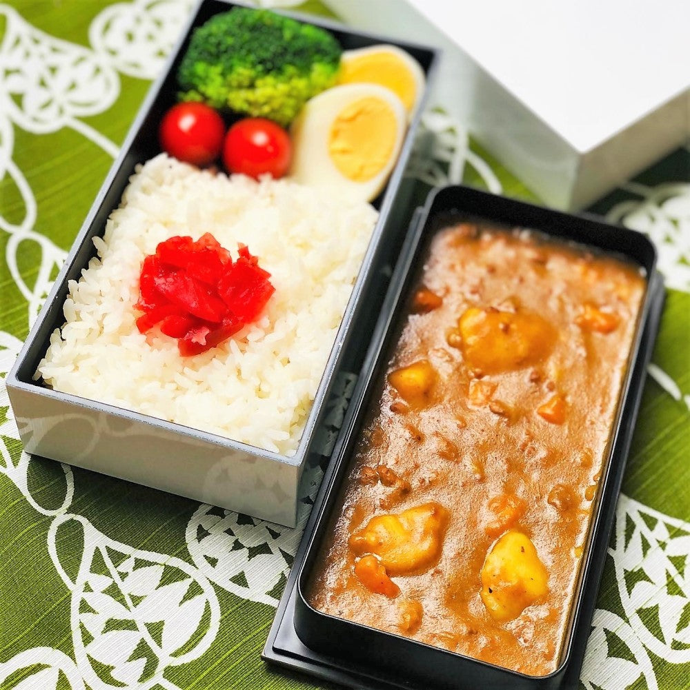 Imge showing japanese curry rice packed into the Gloss white 2 tier bento box