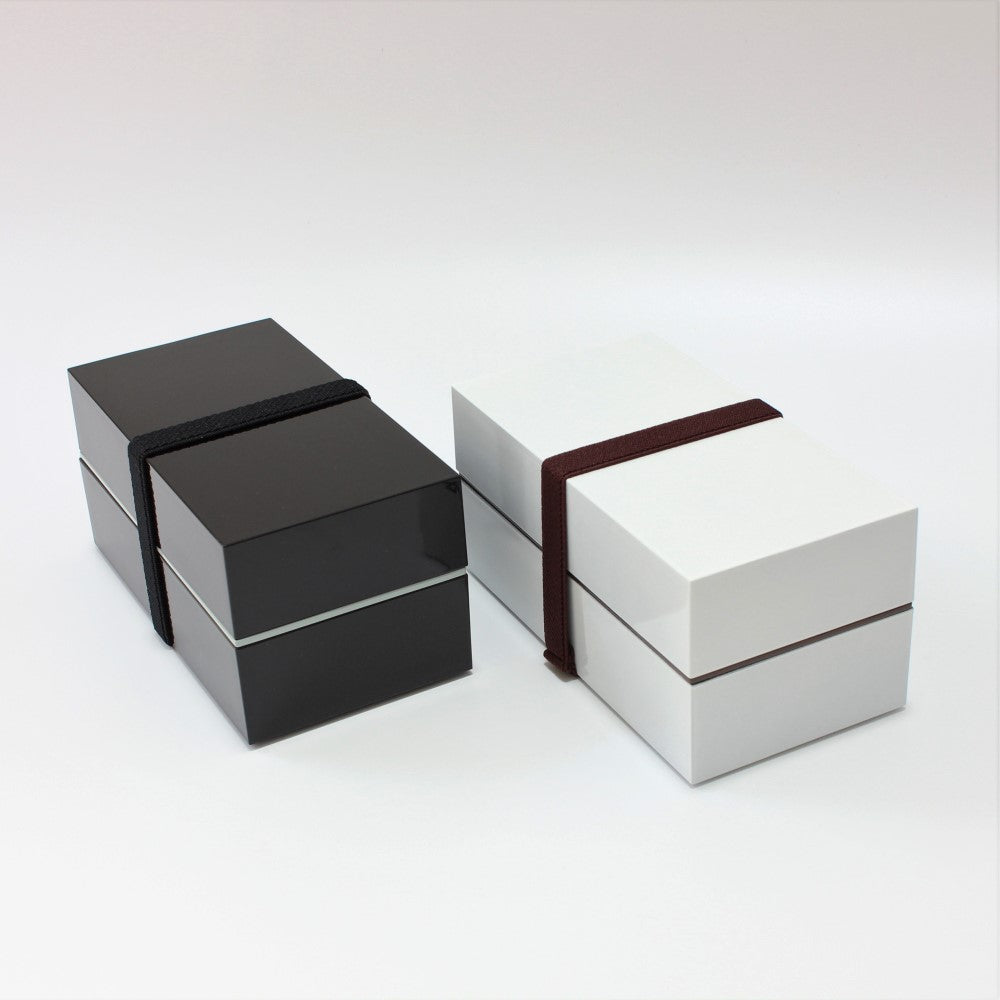 There are two versions of the glossy surface bento box from Majime Life. A white and black version as shown in this picture. 