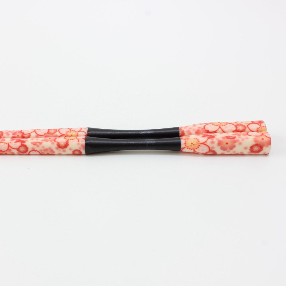Side view showing flower patterns on the Majime Life Ohashi Collection chopsticks. Shunjyuu