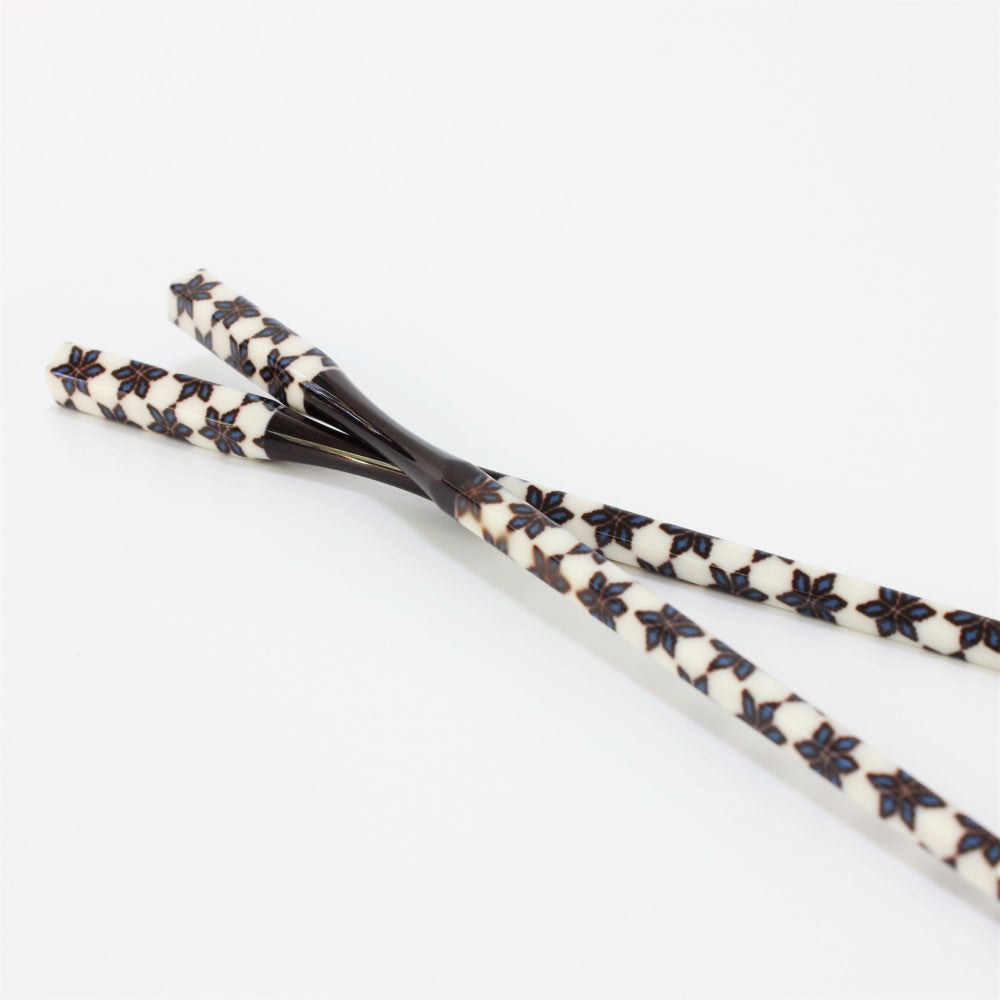 Majime Life Ohashi Collection Chopsticks Yukihana one chopstick on another at the curved neck
