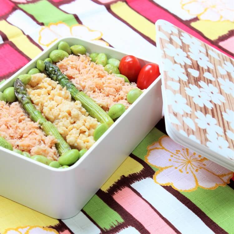 Sakura Mokume bento box with delicious looking food on the modern girl sakura multi furoshiki